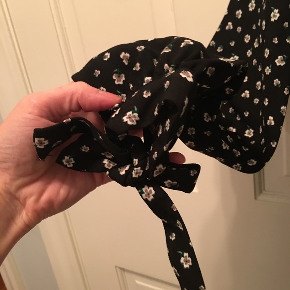 Floral NWT H&M tie sleeve dress - Picture 2 of 7